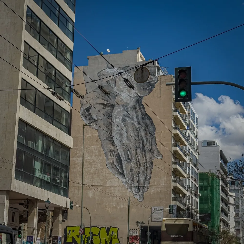 Ulična umetnost na fasadi zgrade u Atini