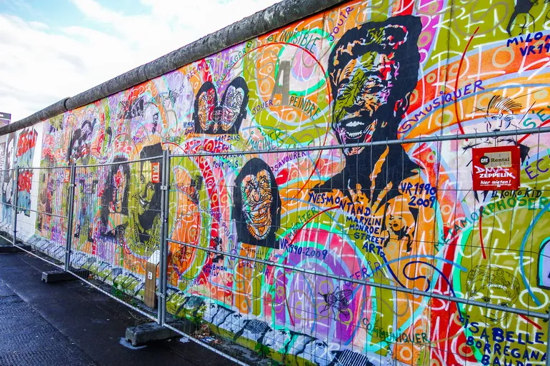 Grafiti na Berlinskom zidu u East Side Gallery