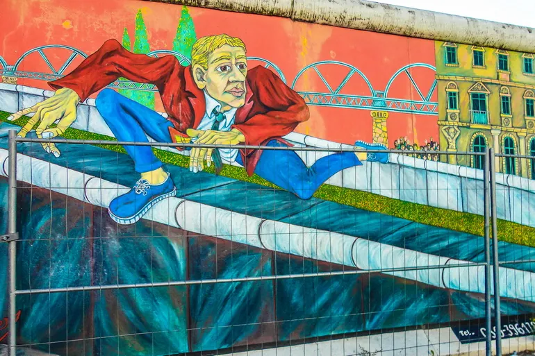 Mural na Berlinskom zidu u East Side Gallery