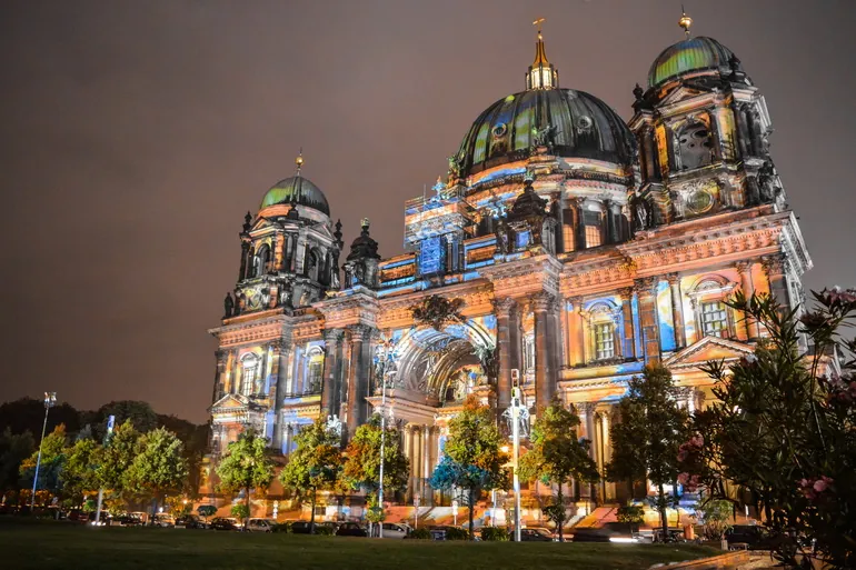 Berliner Dom osvetljen noću