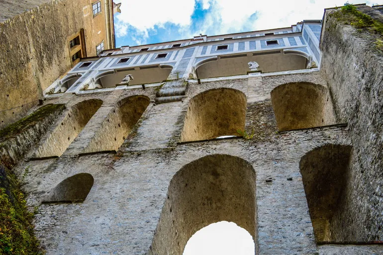 Lukovi mosta dvorca Krumlov posmatrani odozdo