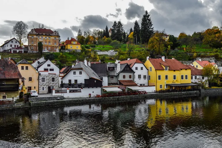 Šarene kuće na obali Vltave sa odrazom u vodi
