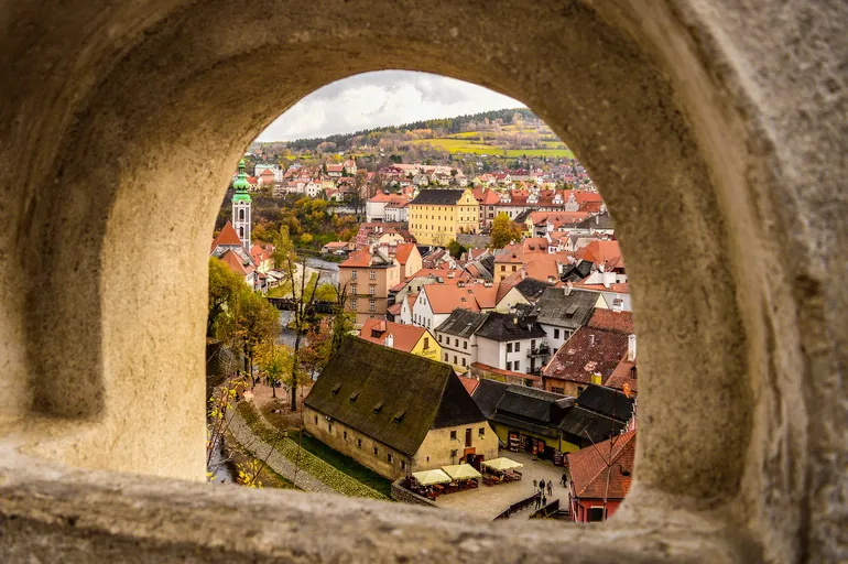 Pogled na Češki Krumlov kroz kameni prozor dvorca