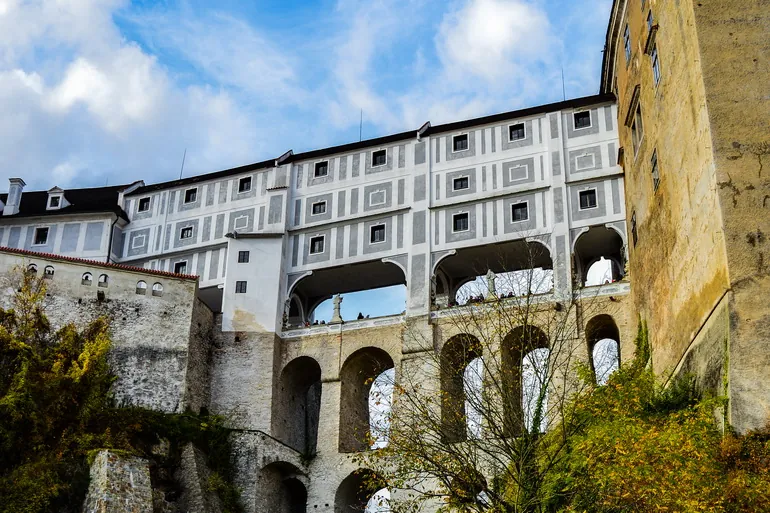 Visoki most sa lukovima koji spaja delove dvorca Krumlov