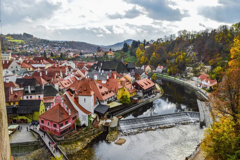 Pogled sa dvorca na crvene krovove Češkog Krumlova i reku Vltavu