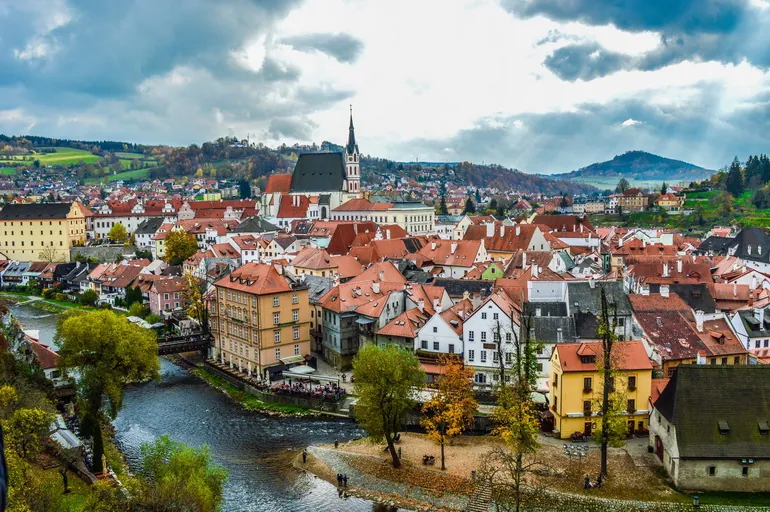 Panorama starog grada Češki Krumlov sa crkvom svetog Vida