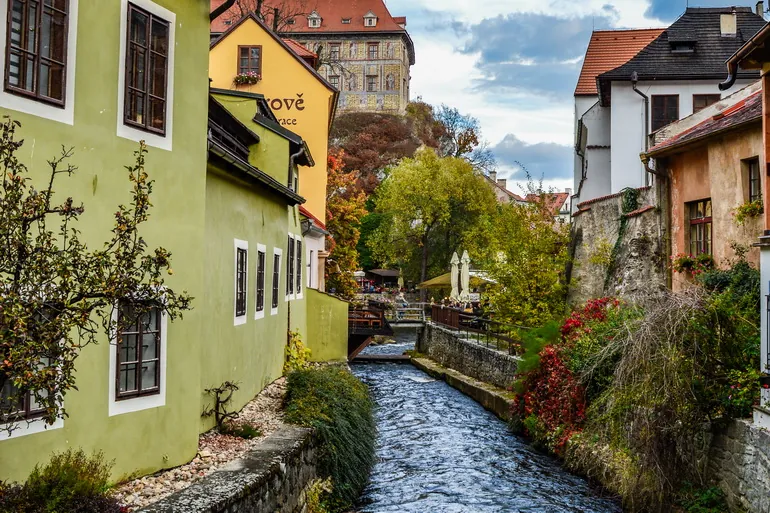 Kanal između šarenih kuća u Češkom Krumlovu