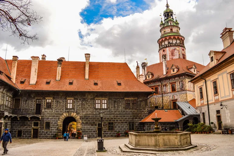 Dvorište dvorca Krumlov sa fontanom i kulom