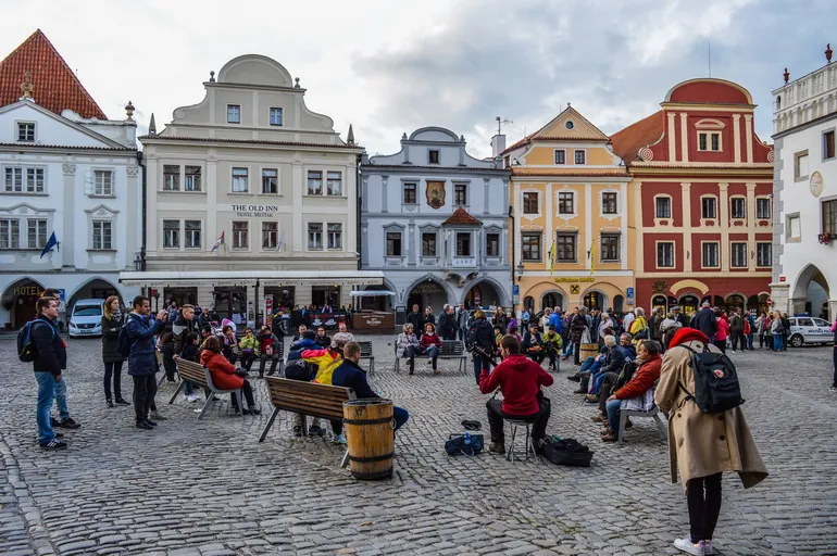 Ulični muzičari na trgu u Češkom Krumlovu