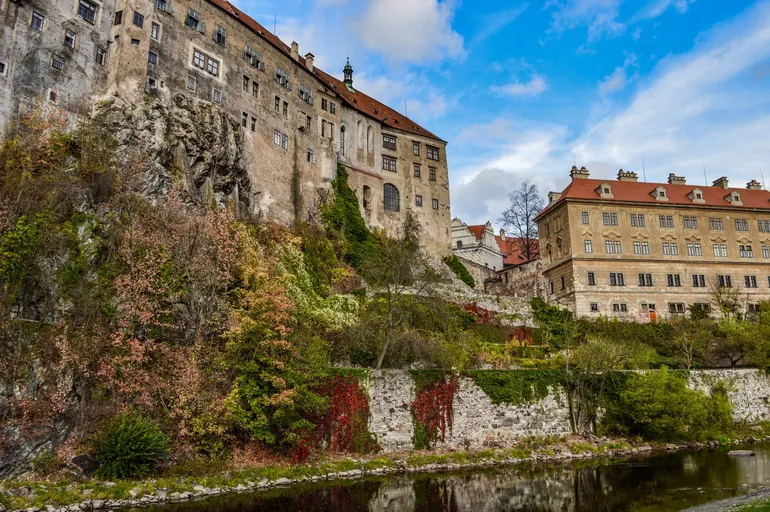 Dvorac Krumlov izgrađen na steni iznad reke