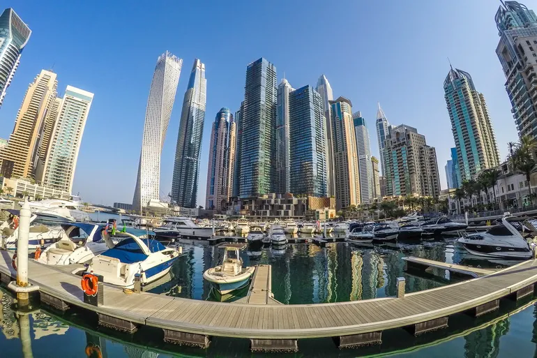 Neboderi i jahte u Dubai Marini