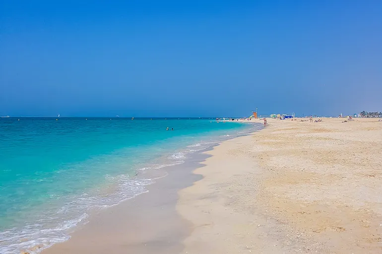 Široka peščana plaža u Dubaiju