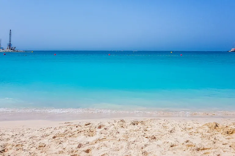Tirkizno more na plaži u Dubaiju