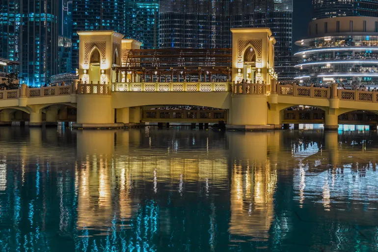 Most i neboderi centra Dubaija noću