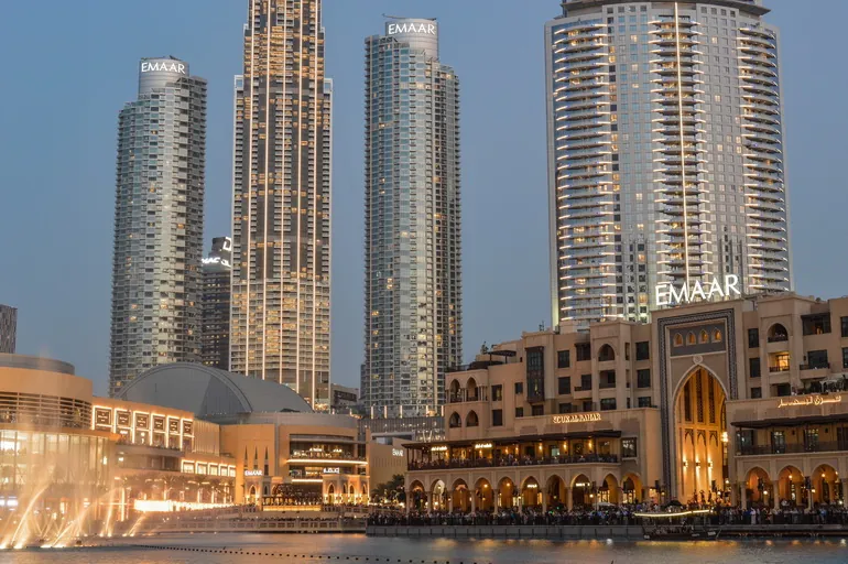 Neboderi i fontane u centru Dubaija