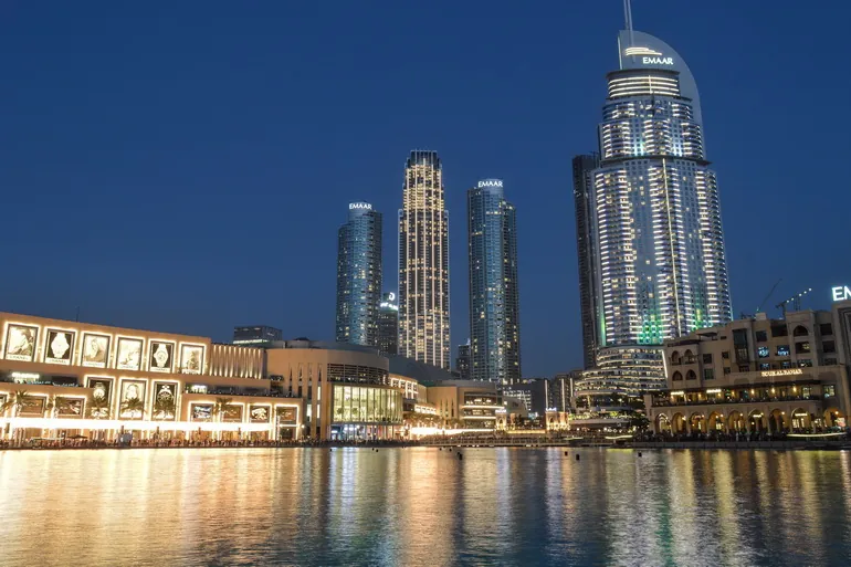 Neboderi u centru Dubaija u sumrak