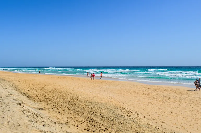 Široka peščana plaža na jugu Fuerteventure