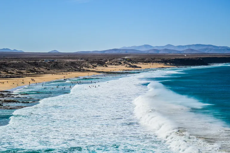 Talasi Atlantika na obali Fuerteventure