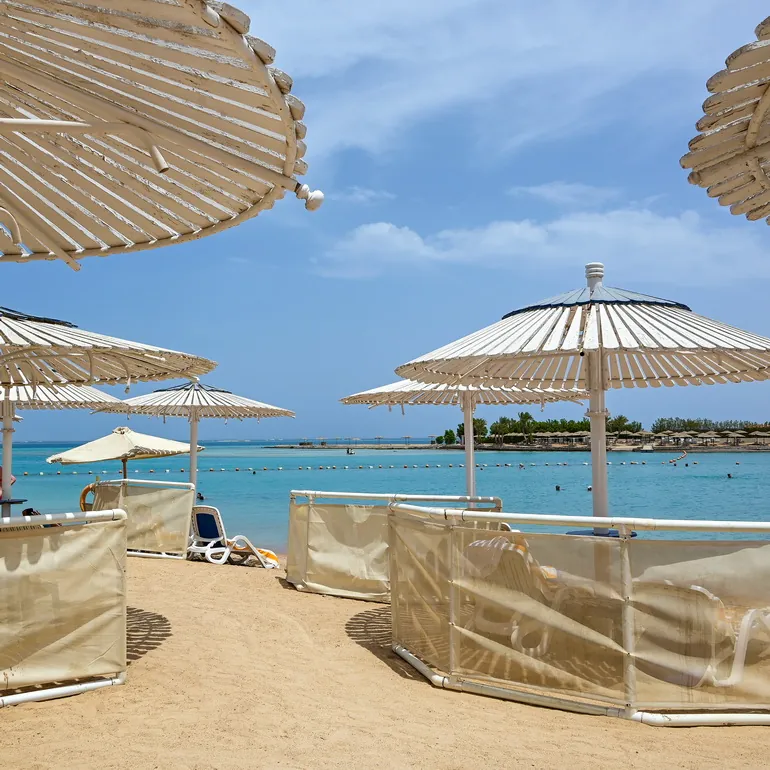 Suncobrani od trske na hotelskoj plaži