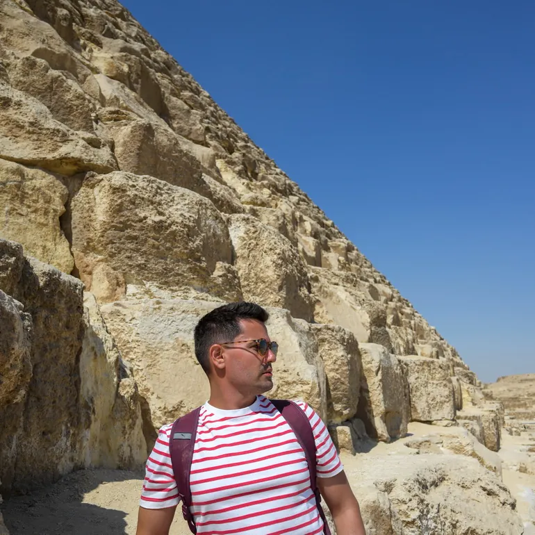 U podnožju Keopsove piramide