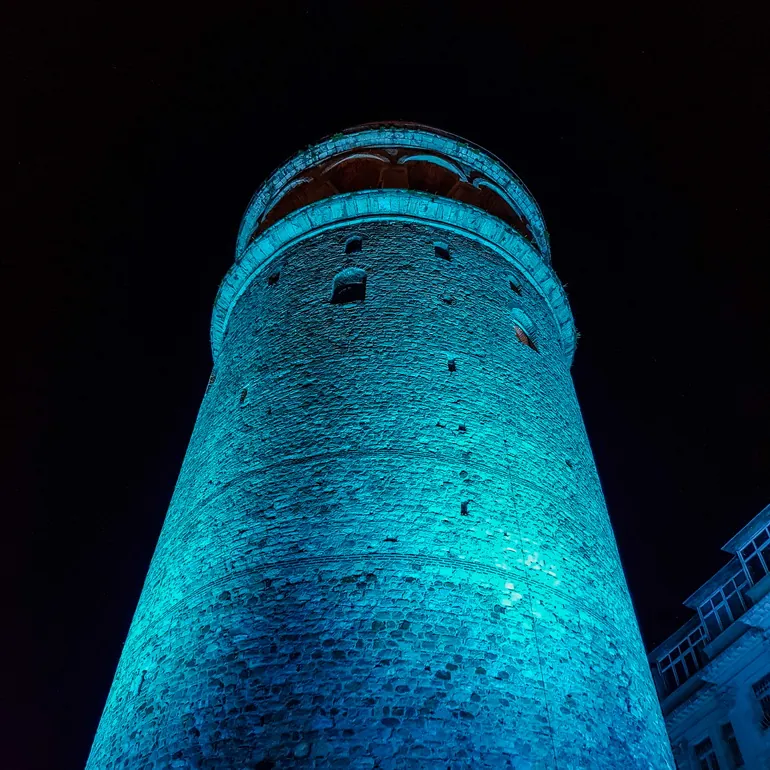 Kula Galata osvetljena noću
