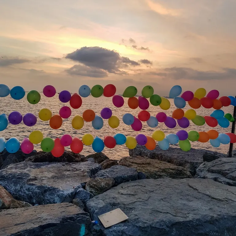 Šareni baloni i zalazak sunca u Kadikoju