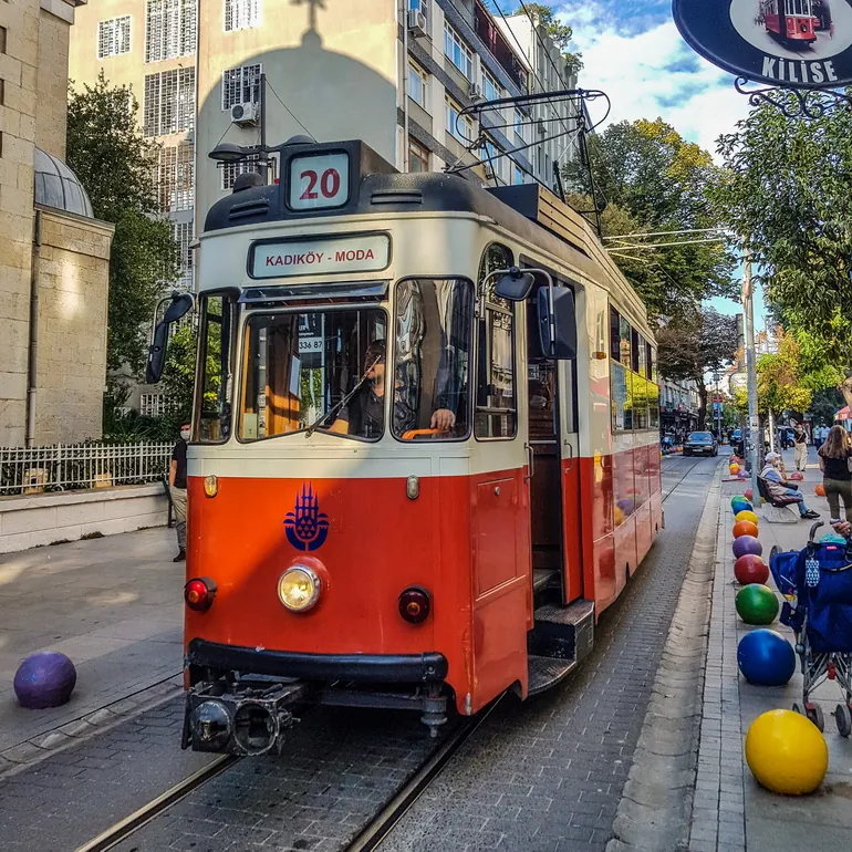 Crveni tramvaj u ulicama Kadikoja
