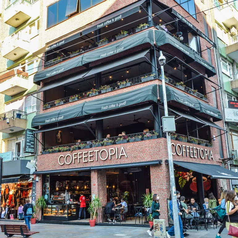Kafić na više spratova u Istanbulu