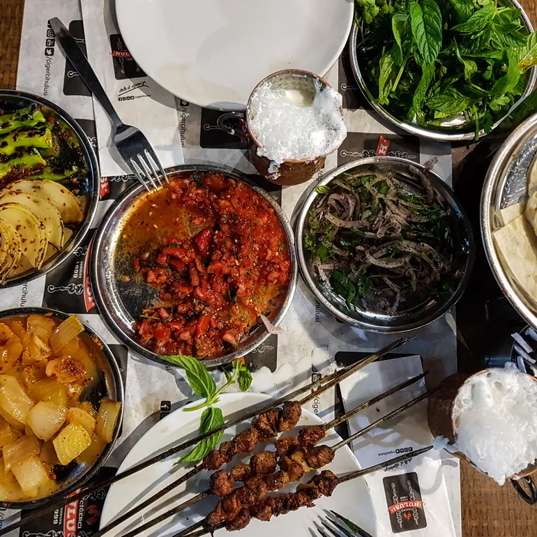 Tradicionalna turska večera sa salatama i ražnjićima