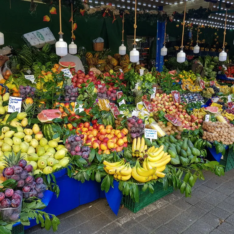 Tezga sa voćem na pijaci u Istanbulu