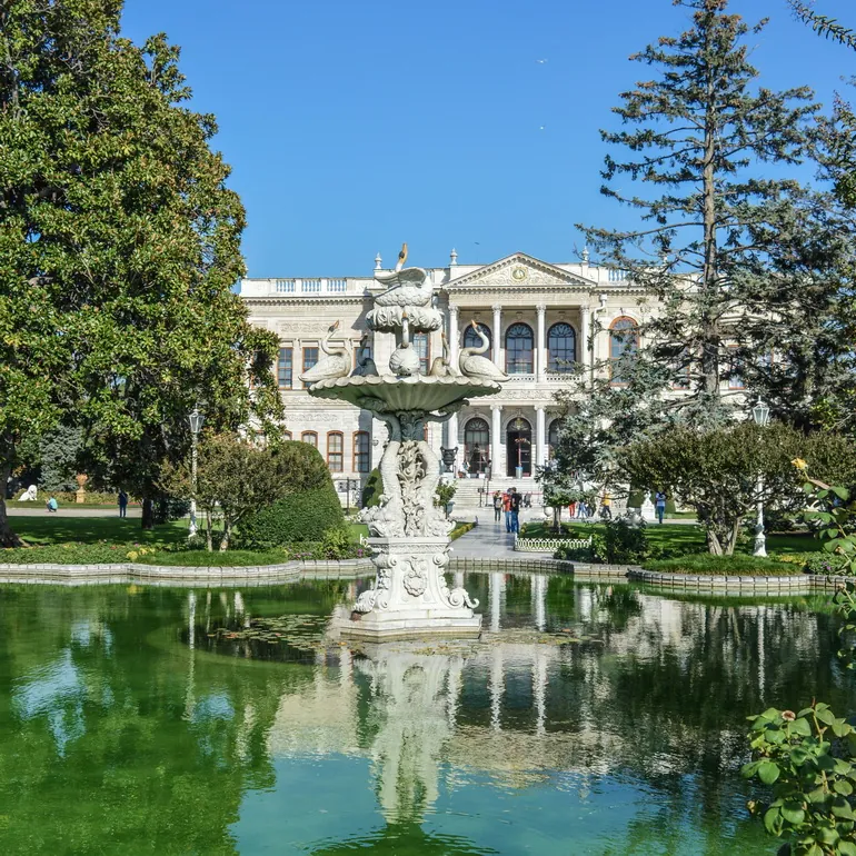 Fontana i vrt palate Dolmabahče
