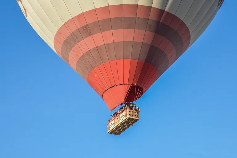 Balon na topao vazduh izbliza