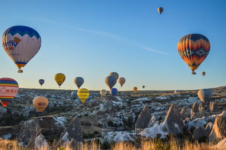 Baloni nad stenama Kapadokije