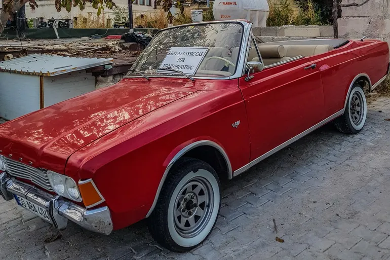 Crveni kabriolet oldtajmer u Goremeu