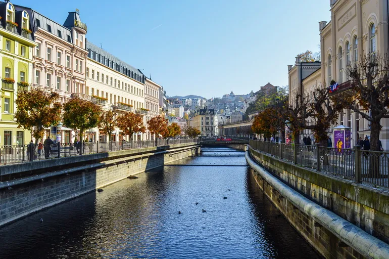 Reka Tepla teče kroz centar Karlovih Vari