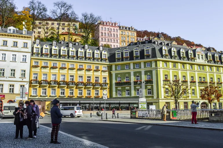 Šarene zgrade na trgu u Karlovim Varima