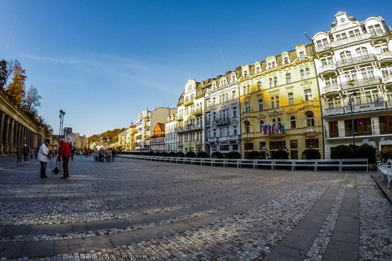 Šetalište sa nizom zgrada u Karlovim Varima