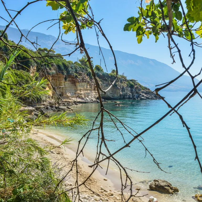 Uvala na zapadu Kefalonije kroz grane