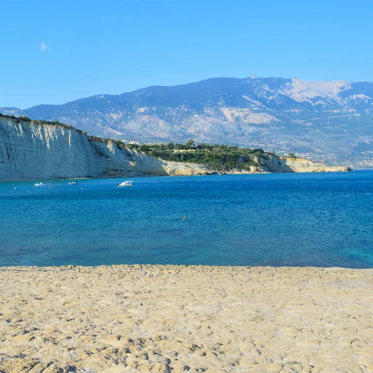 Bele litice i šljunkovita plaža na zapadu Kefalonije