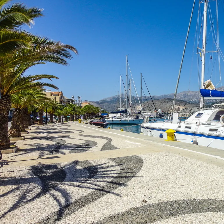 Mozaik na šetalištu i marina u Argostoliju