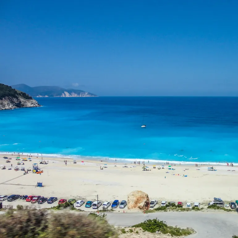 Beli šljunak i plavo more na plaži Mirtos
