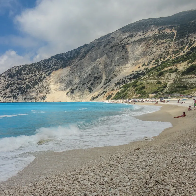 Talasi na plaži Mirtos ispod stena