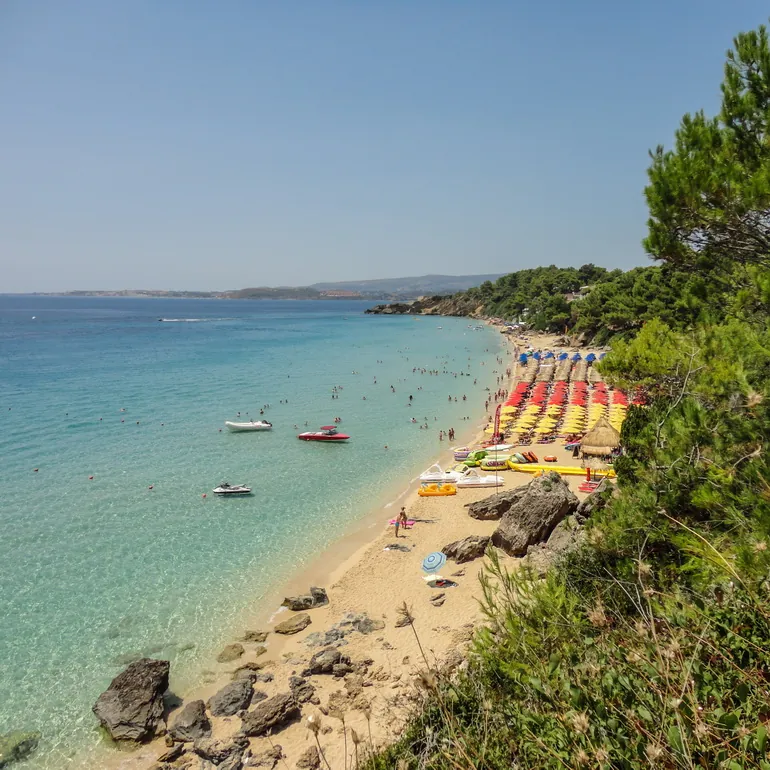 Plaža Makris Gialos sa suncobranima