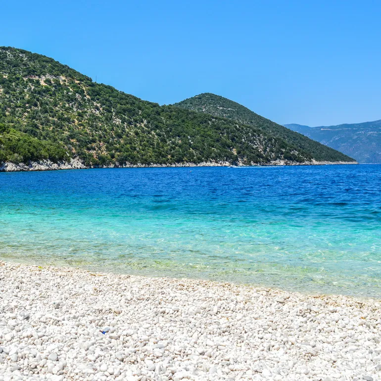 Beli šljunak na plaži Antisamos