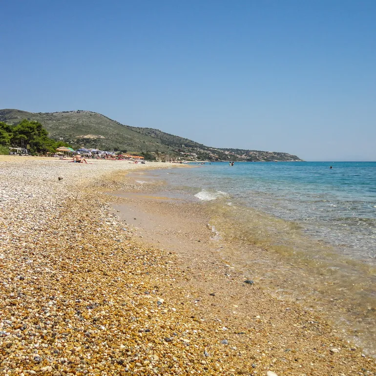 Šljunkovita plaža u mestu Skala