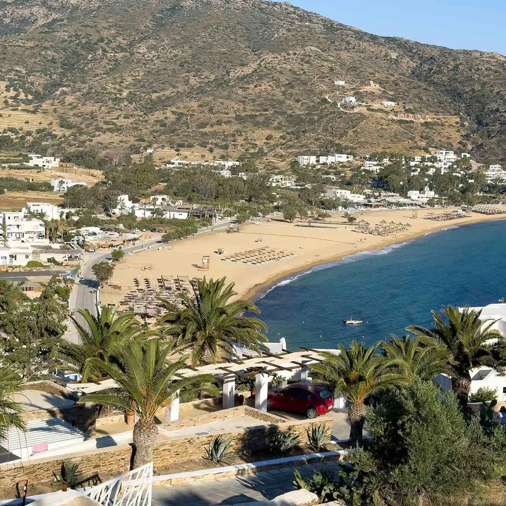 Pogled na plažu Milopotas na Iosu
