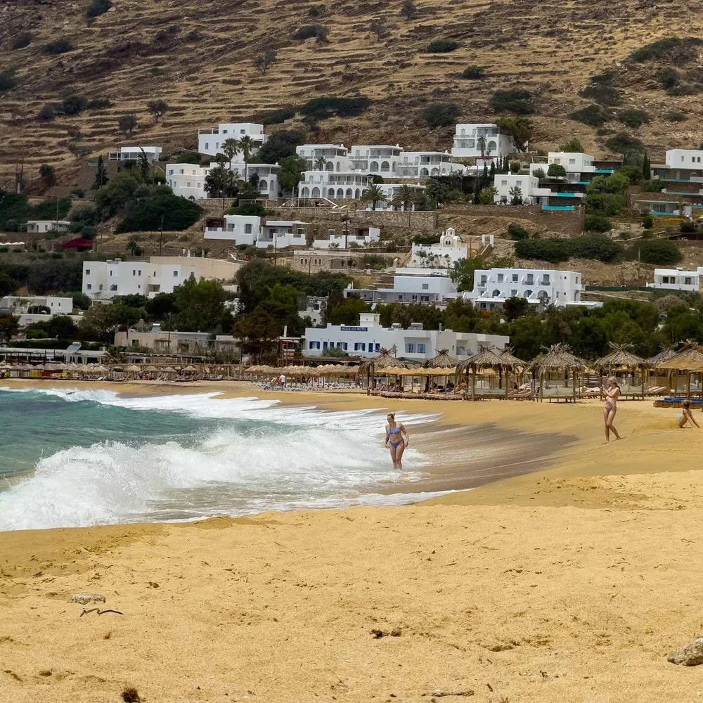 Kupanje na plaži Milopotas na Iosu