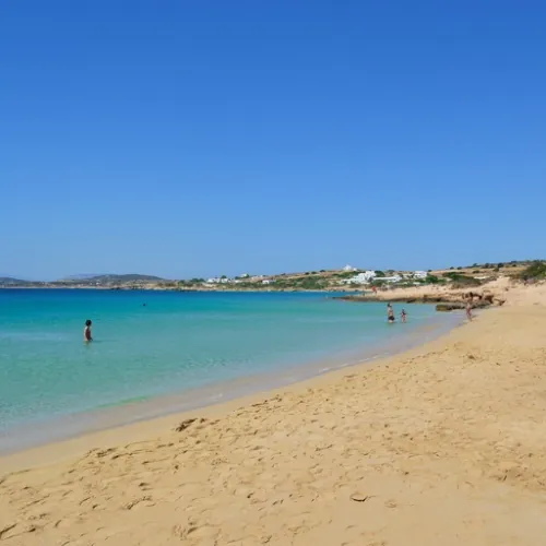 Peščana plaža i plitko tirkizno more na Koufonisiju