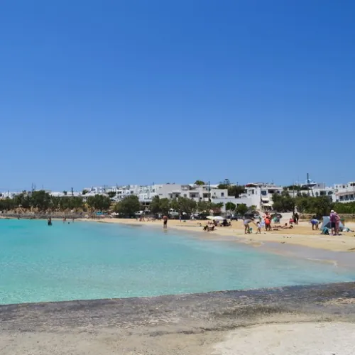 Plaža na Koufonisiju sa pogledom na naselje
