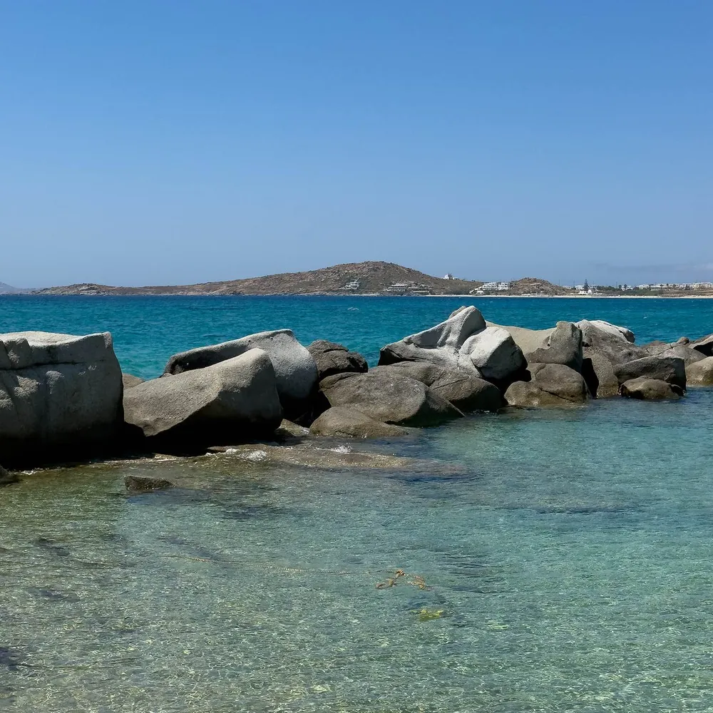 Granitne stene i bistro more na plaži Naksosa